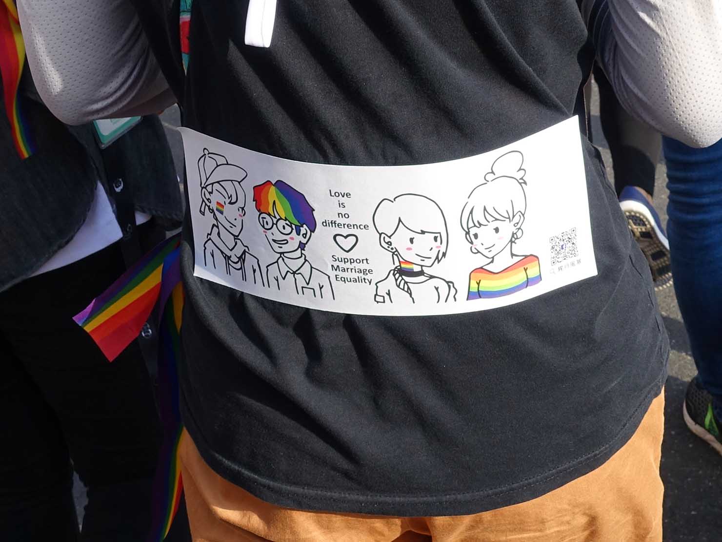 花東彩虹嘉年華（台湾東部LGBTプライド / 台東場）パレードでステッカーを貼って歩く参加者
