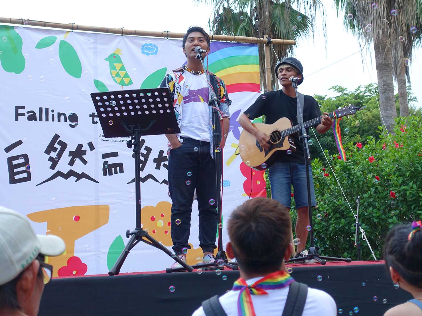 花東彩虹嘉年華（台湾東部LGBTプライド / 台東場）のメインステージでパフォーマンスを披露するアーティスト
