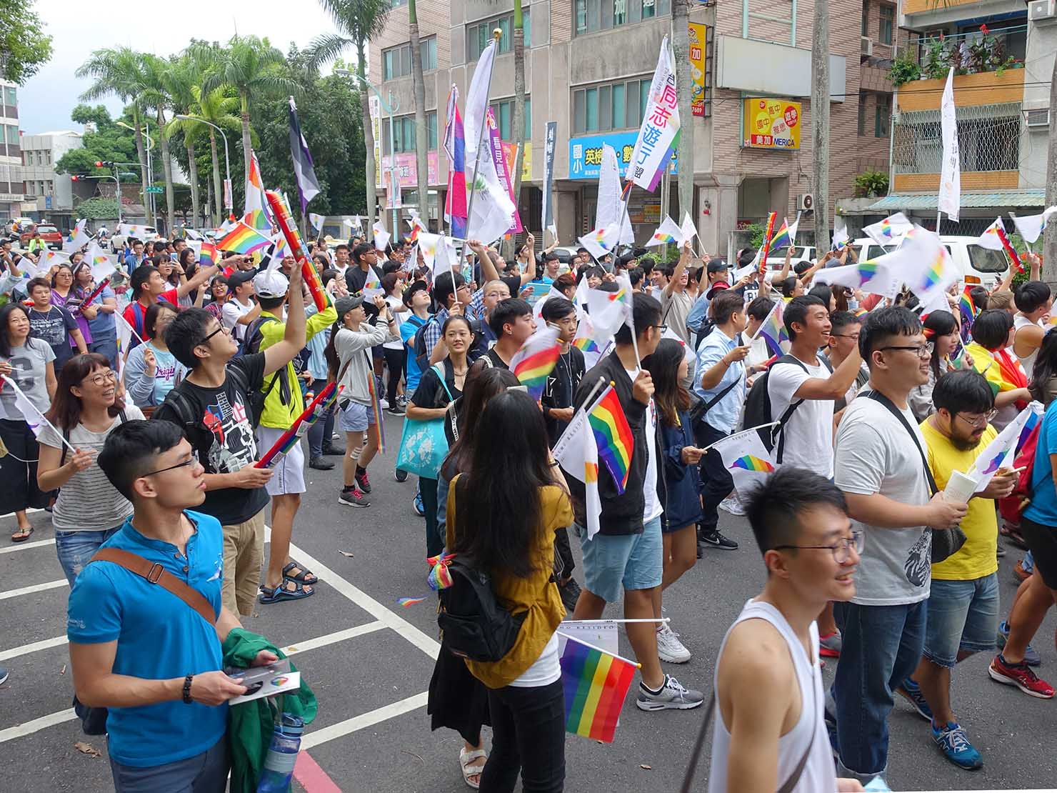 花東彩虹嘉年華（台湾東部LGBTプライド / 花蓮場）のパレードを歩く参加者たち
