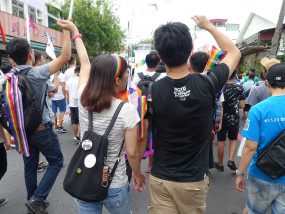 花東彩虹嘉年華(台湾東部LGBTプライド / 花蓮場)のパレードに参加する異性カップル