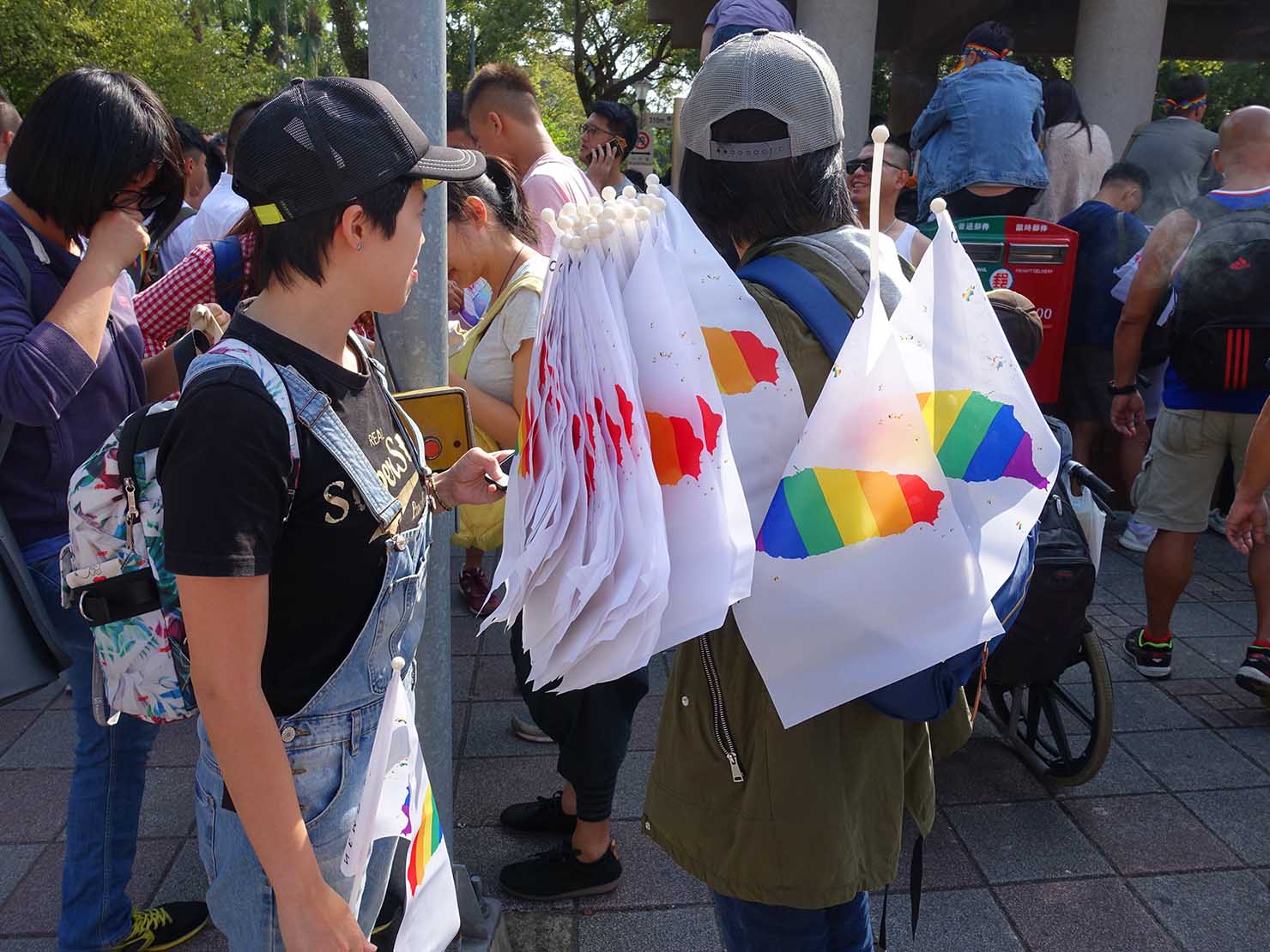 台灣同志遊行（台湾LGBTプライド）2018でレインボーフラッグを配布するパレードスタッフ