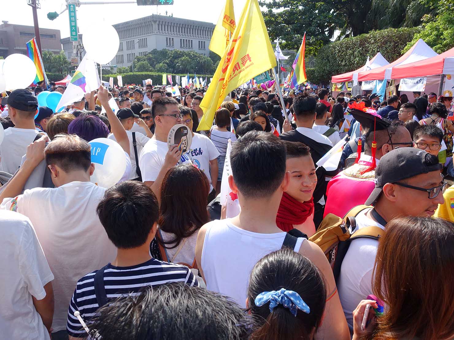 台灣同志遊行（台湾LGBTプライド）2018の会場に集まる参加者たち