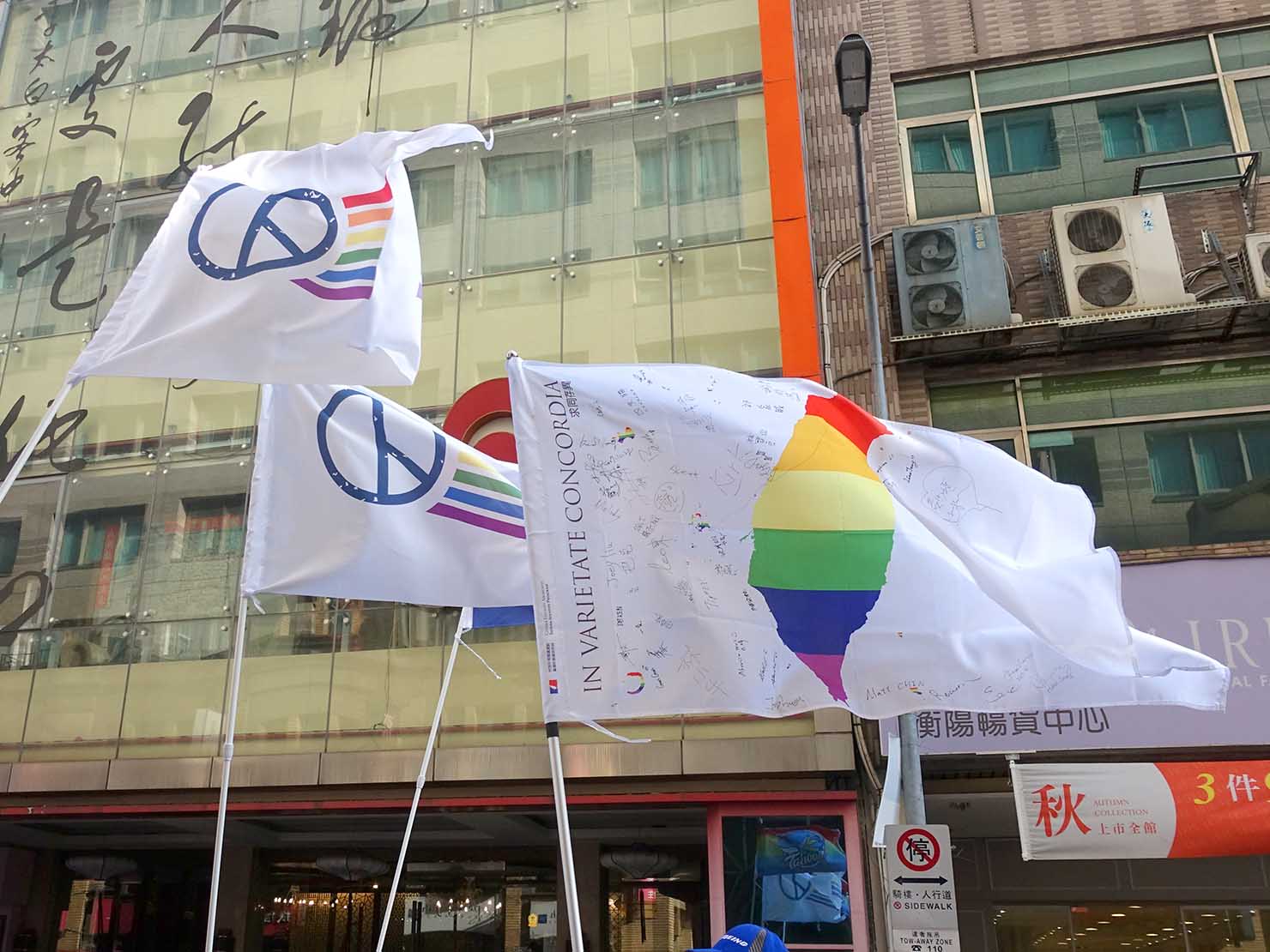 台灣同志遊行（台湾LGBTプライド）2018でパレード隊列の頭上にはためくレインボーフラッグ