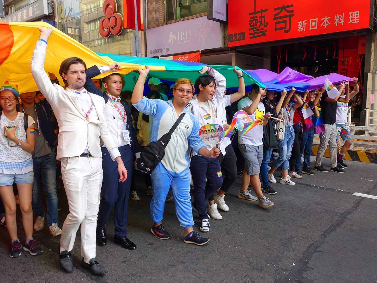 台灣同志遊行（台湾LGBTプライド）2018でパレード隊列を先導する特大レインボーフラッグ