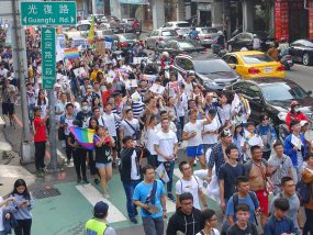 台中同志遊行（台中LGBTプライド）2018の歩道橋から眺めるパレード隊列