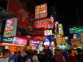 台中観光のおすすめスポット「逢甲夜市」に並ぶ看板たち