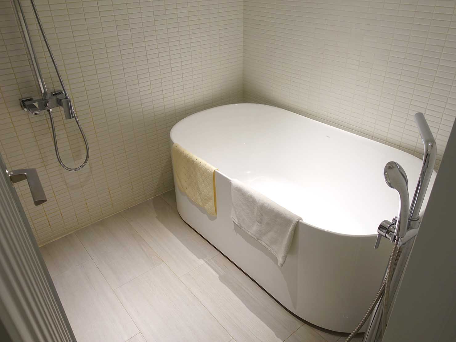 高雄市内観光におすすめのホテル「GREET INN 喜迎旅店」の豪華雙人房（デラックスダブル）のバスルーム