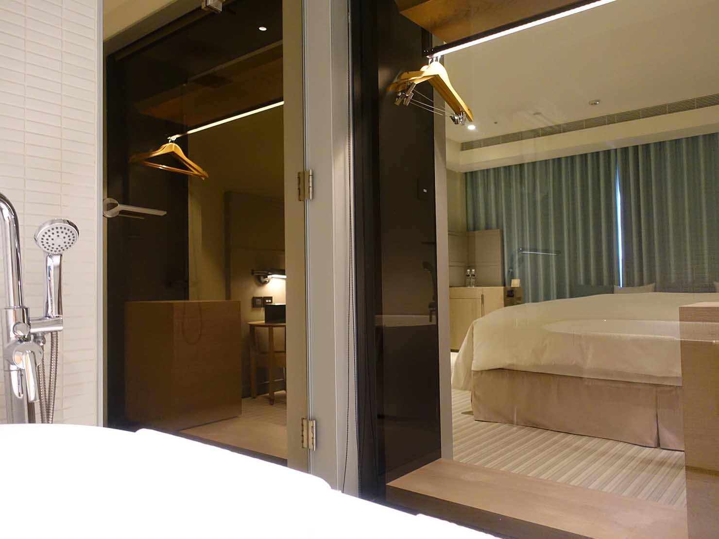 高雄市内観光におすすめのホテル「GREET INN 喜迎旅店」の豪華雙人房（デラックスダブル）のバスタブから見るベッドルーム