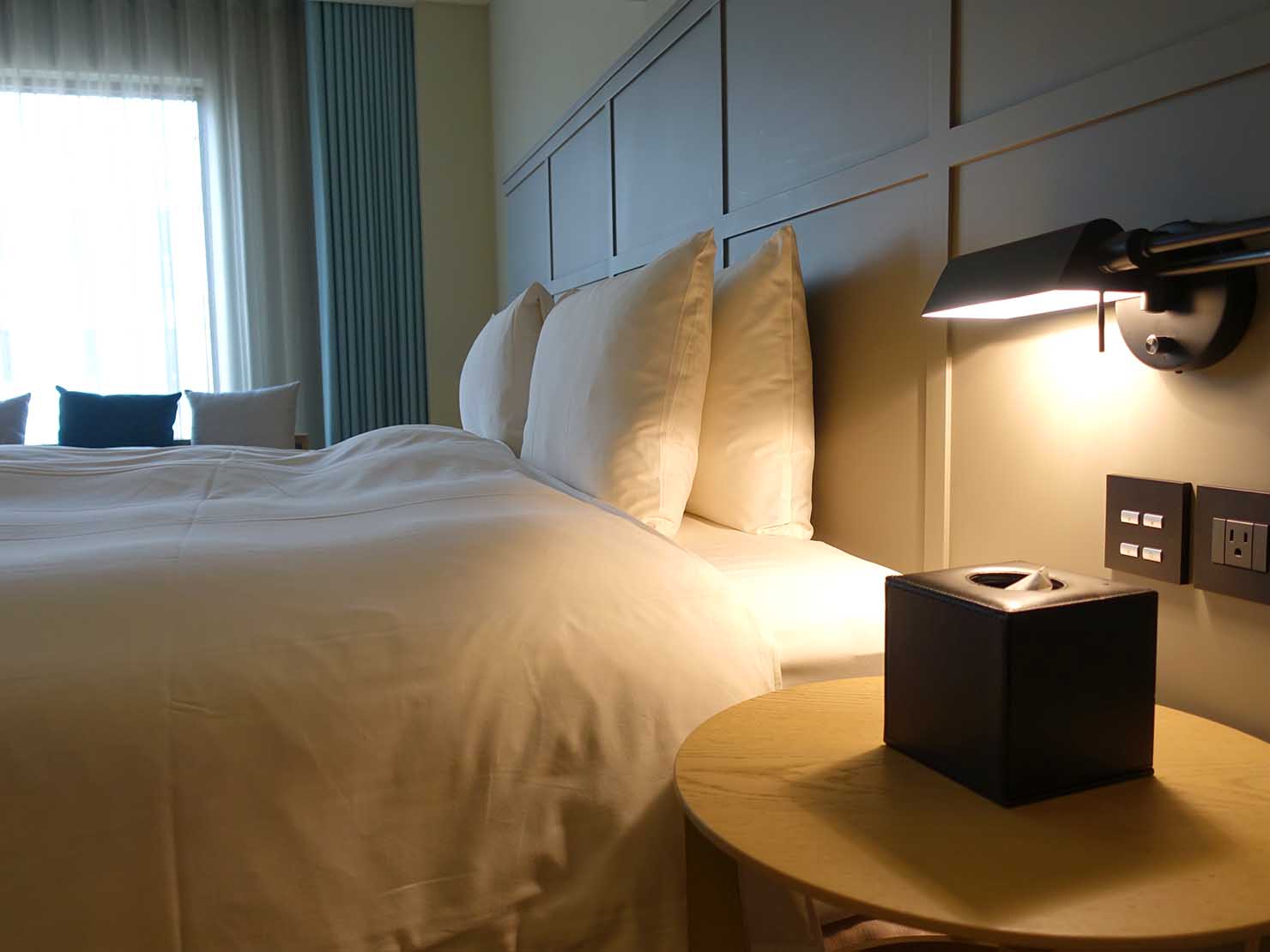 高雄市内観光におすすめのホテル「GREET INN 喜迎旅店」の豪華雙人房（デラックスダブル）のキングサイズベッド