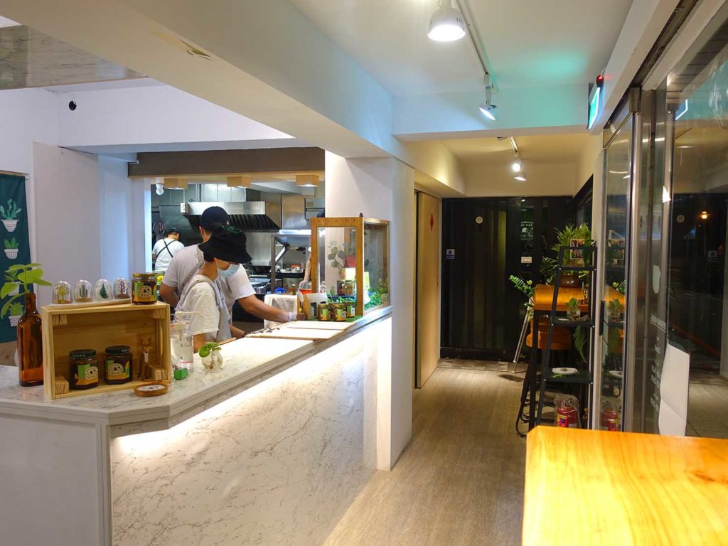 台北・國父紀念館エリア(東區)のおすすめグルメ店「愛米菜」のカウンター