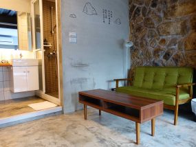 台北・九份のおしゃれなゲストハウス「九份山經」クイーンルームのソファ