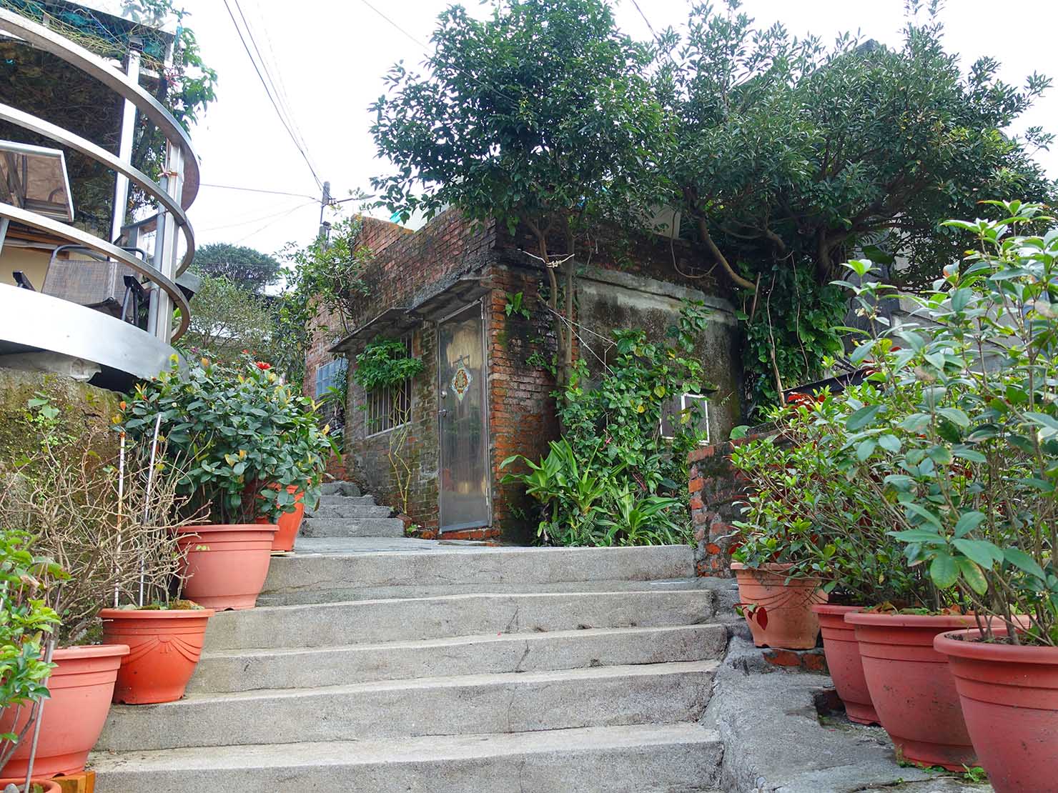 台北・九份の生活エリアに伸びる階段とレンガ造りの建物