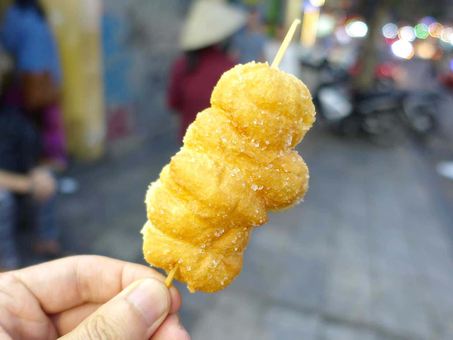 ベトナム・ハノイ旧市街で出会った串刺しドーナツ