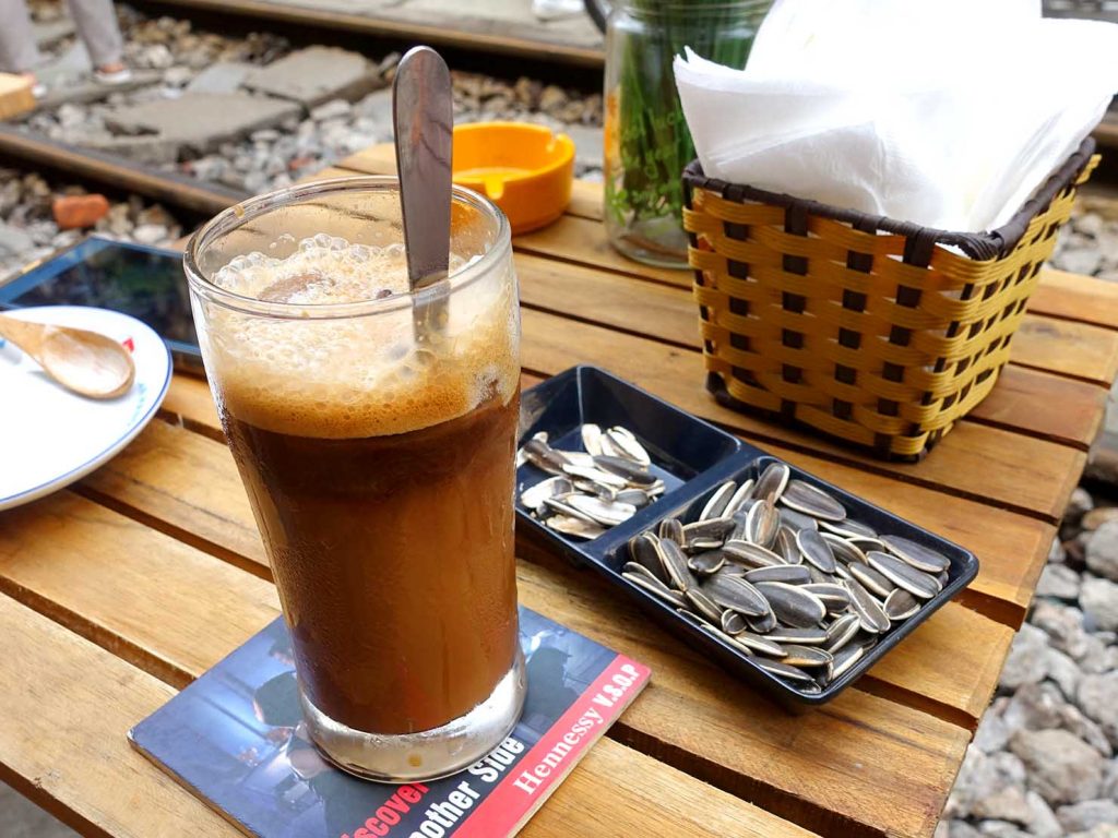 ベトナム・ハノイ旧市街にあるトレインストリートのカフェで飲んだベトナムコーヒー