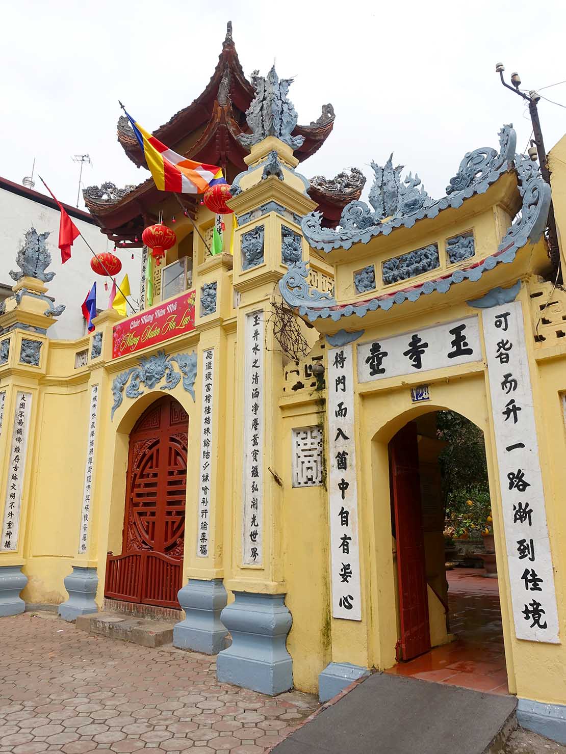 ベトナム・ハノイ旧市街で出会った廟の入り口