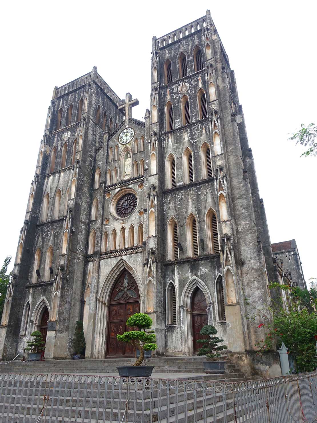 ベトナム・ハノイ旧市街の観光スポット「ハノイ大教会」の外観