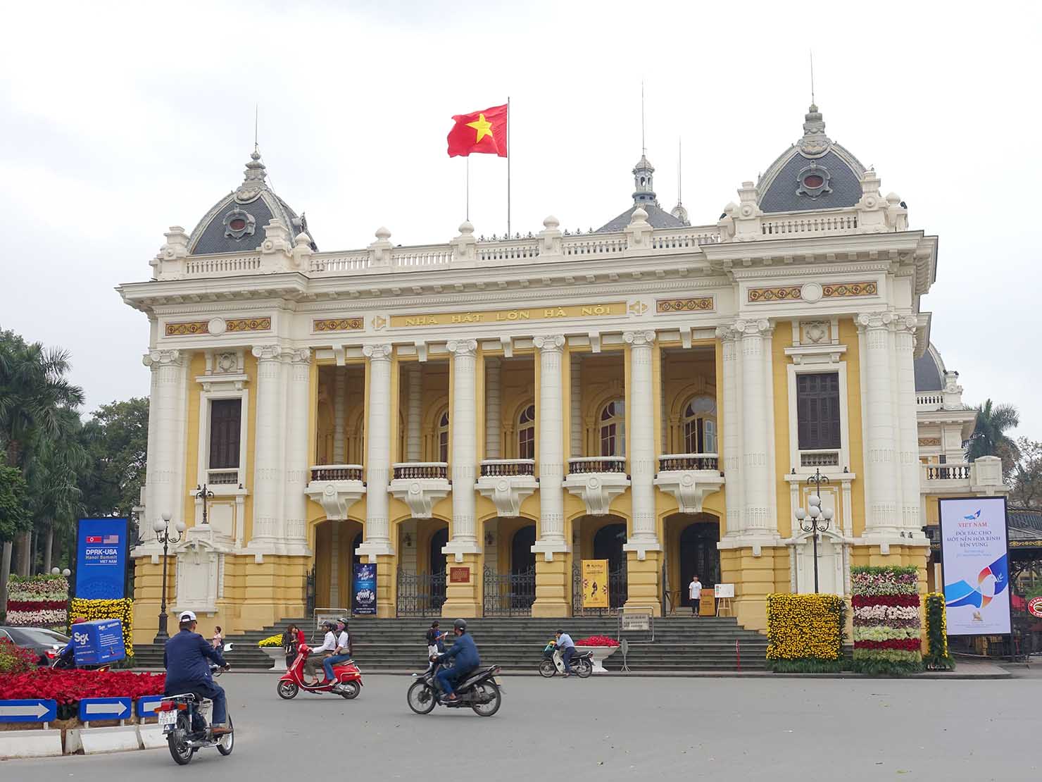 ベトナム・ハノイ旧市街の観光スポット「オペラハウス」の外観