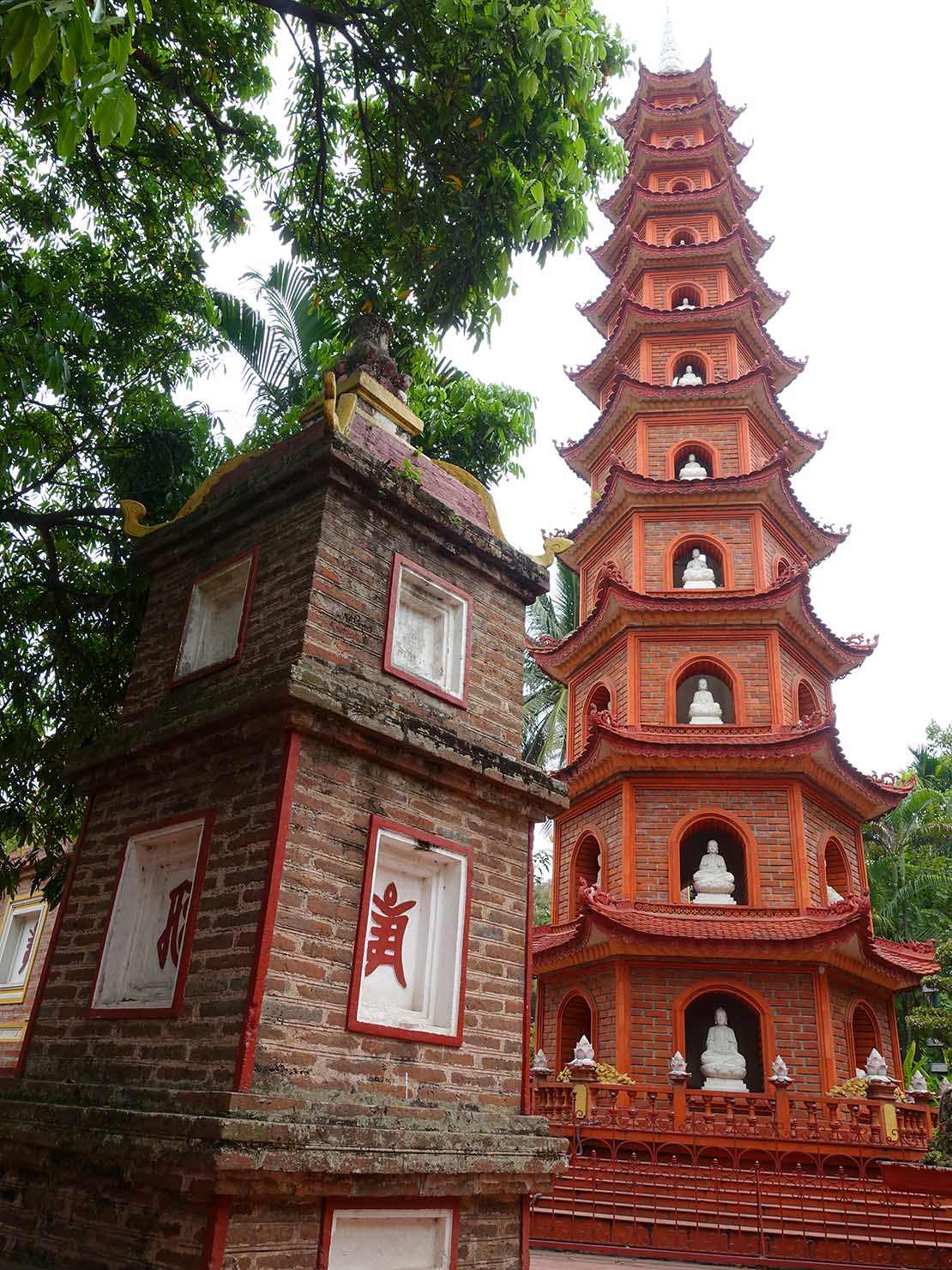 ベトナム・ハノイのタイ湖にある観光スポット「鎮国寺」の塔
