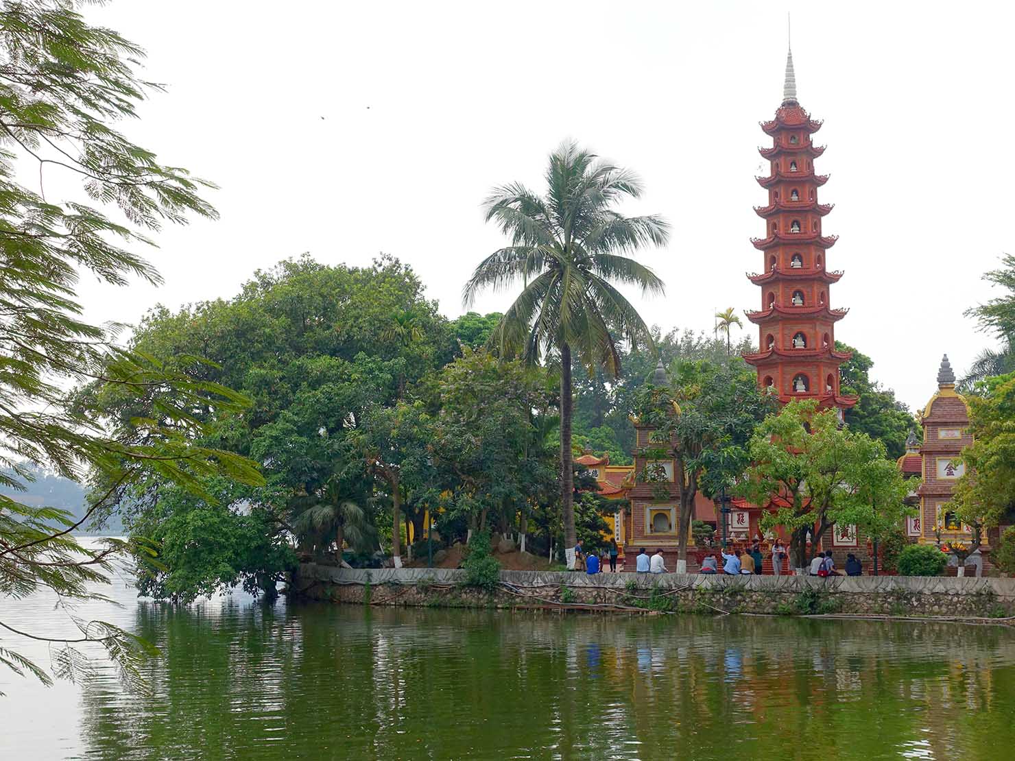 ベトナム・ハノイのタイ湖にある観光スポット「鎮国寺」の外観