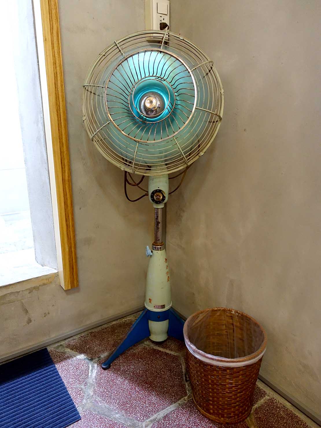 台南のおすすめ古民家ゲストハウス「永福97.1」アティックキャビン1Fに置かれた年代物の扇風機
