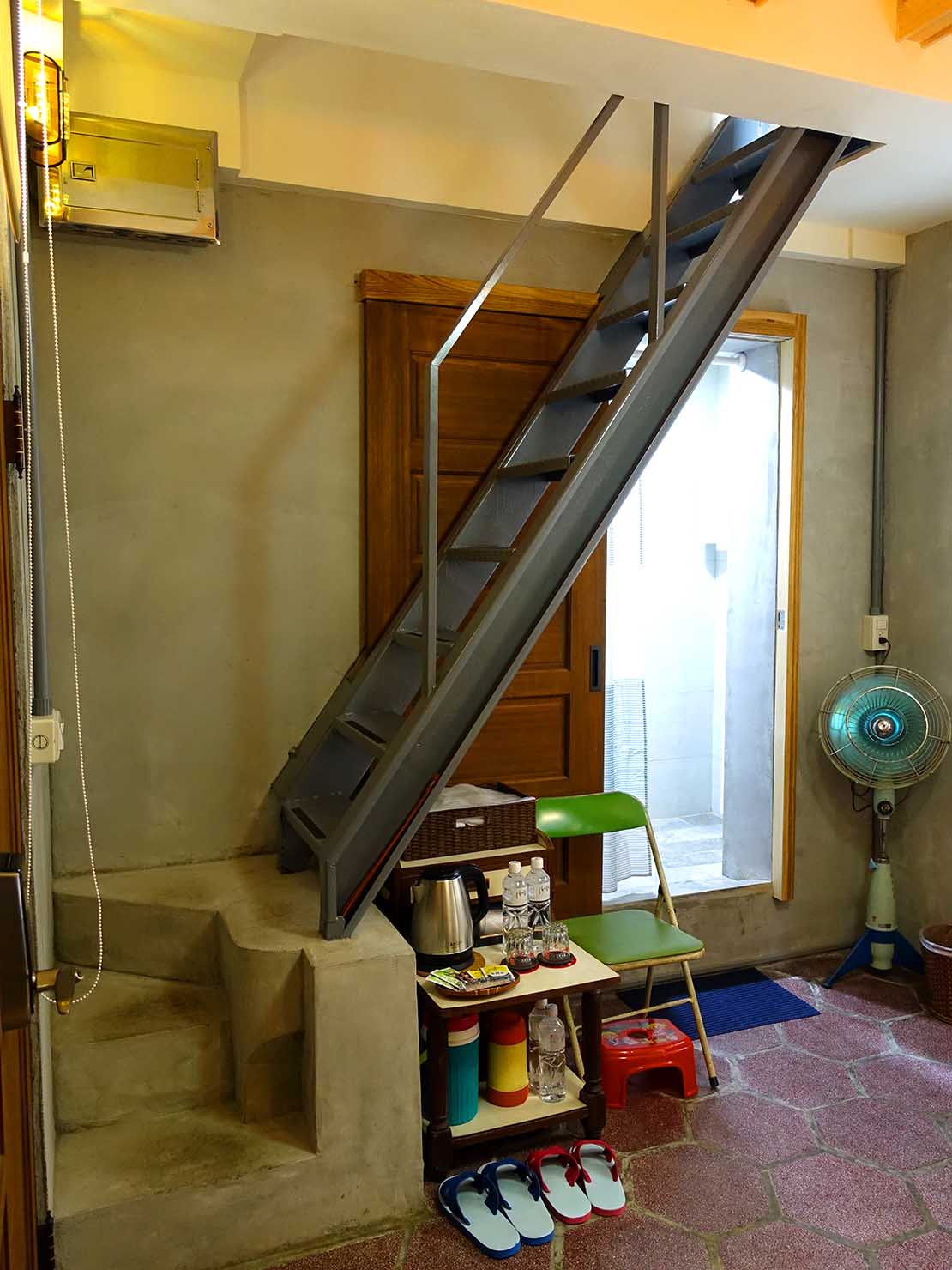 台南のおすすめ古民家ゲストハウス「永福97.1」アティックキャビン1Fから伸びる階段