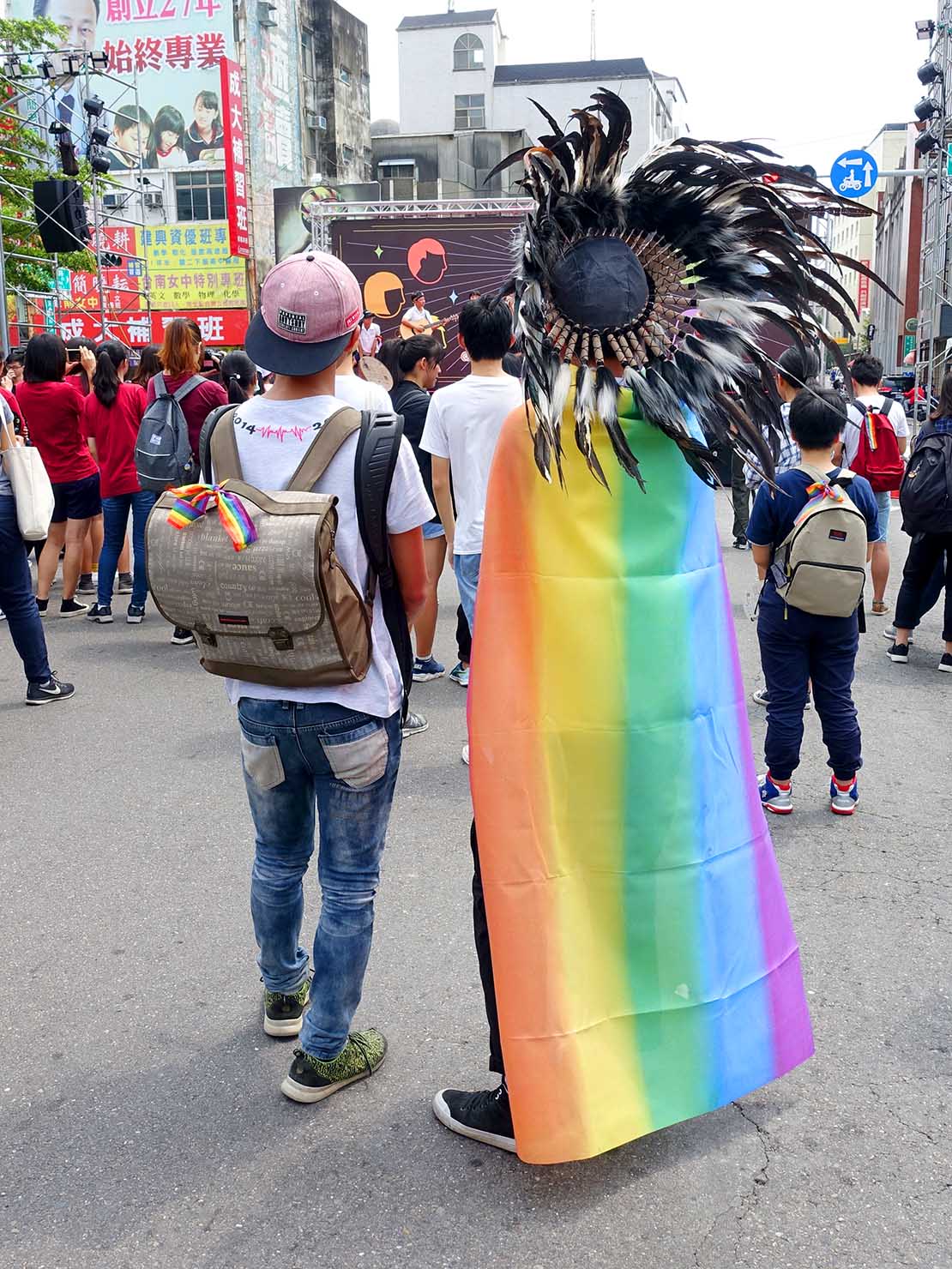 台南彩虹遊行（台南レインボーパレード）2019会場に集まったレインボーフラッグを纏った参加者