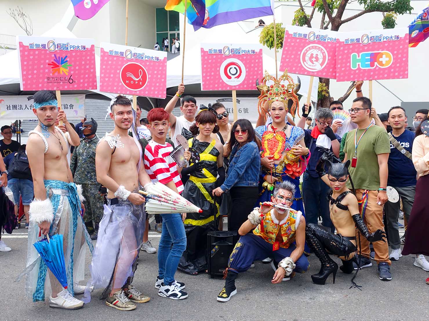 台南彩虹遊行（台南レインボーパレード）2019の会場で写真撮影に応じるグループ