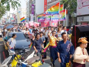 台南彩虹遊行（台南レインボーパレード）2019でレインボーフラッグを掲げて歩く参加者