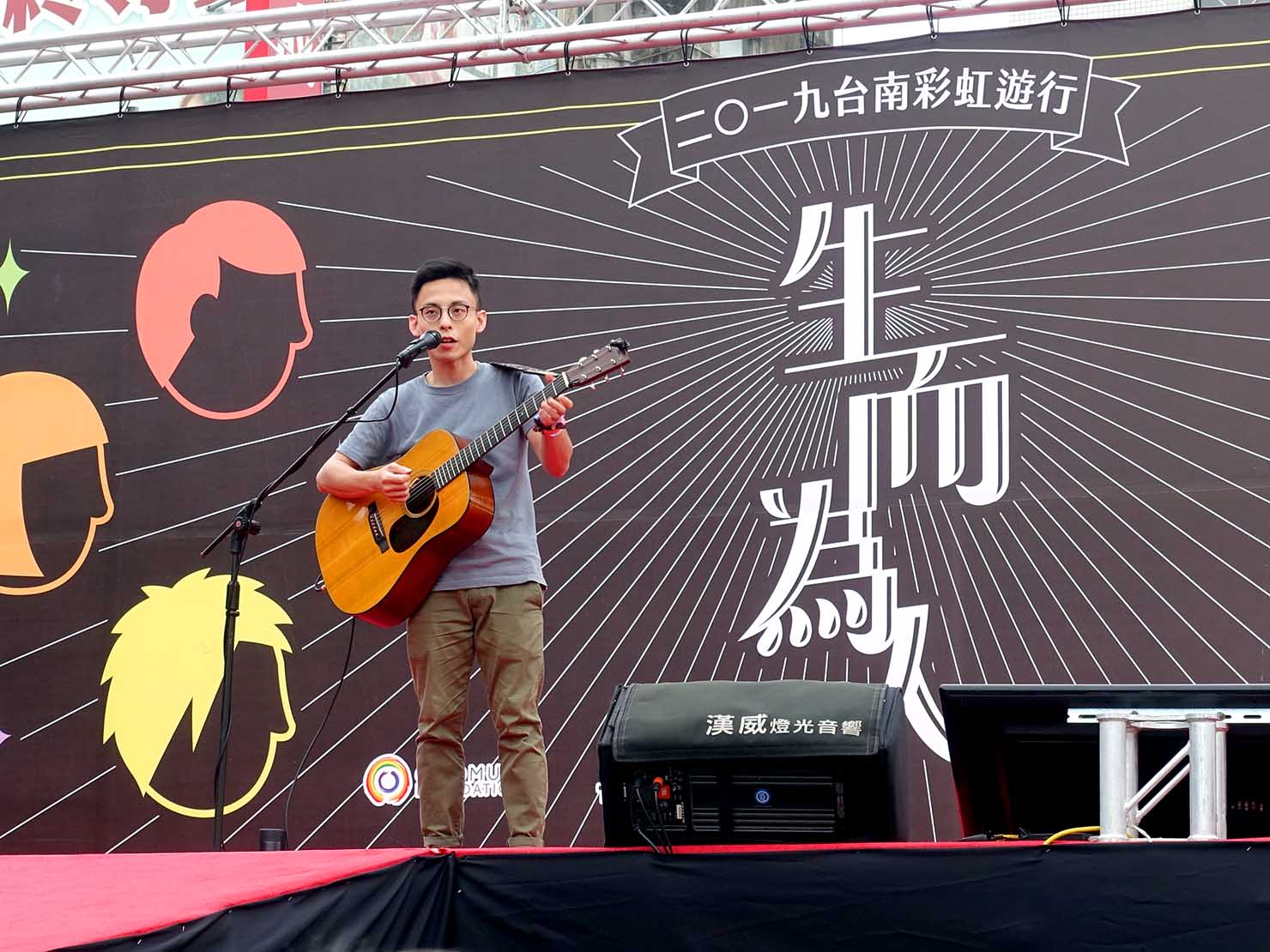 台南彩虹遊行（台南レインボーパレード）2019の会場ステージでミニライブを披露するアーティスト・克里夫さん