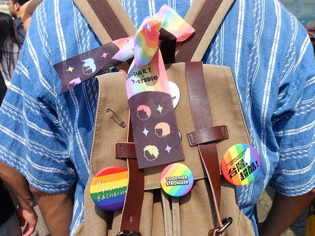 苗栗愛轉來平權遊行（苗栗LGBTプライド）2019のパレード参加者のリュックにつけられたバッジ