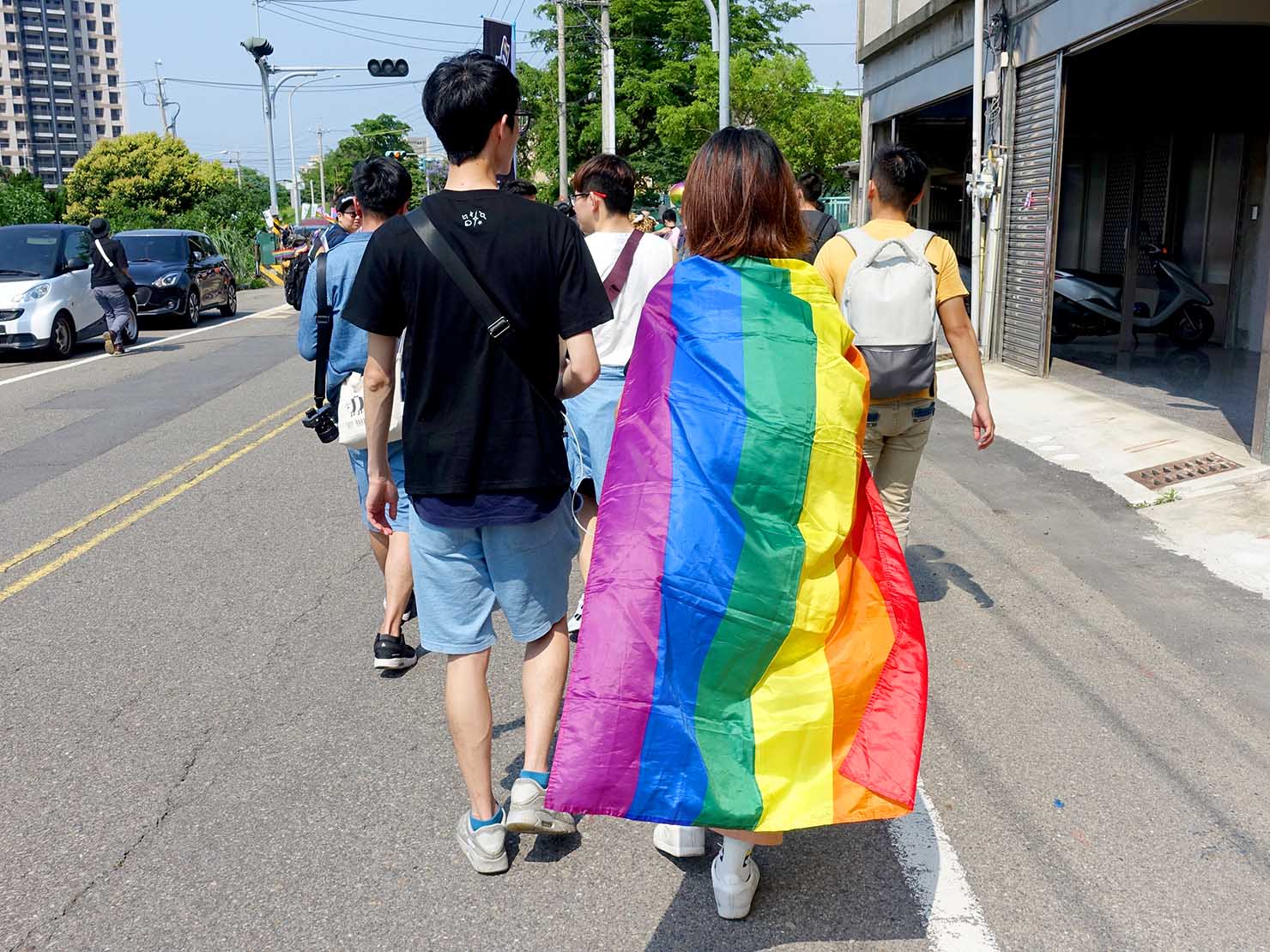 苗栗愛轉來平權遊行（苗栗LGBTプライド）2019でレインボーフラッグをまとってパレードを歩くカップル