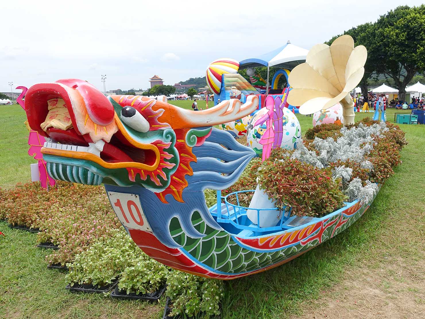 端午節の台北で行われた「龍舟競賽（ドラゴンボートレース）」の会場に飾られた龍舟