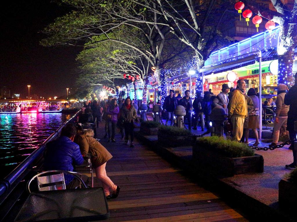 高雄のおすすめ観光スポット「鹽埕埔」愛河沿いに並ぶレストラン