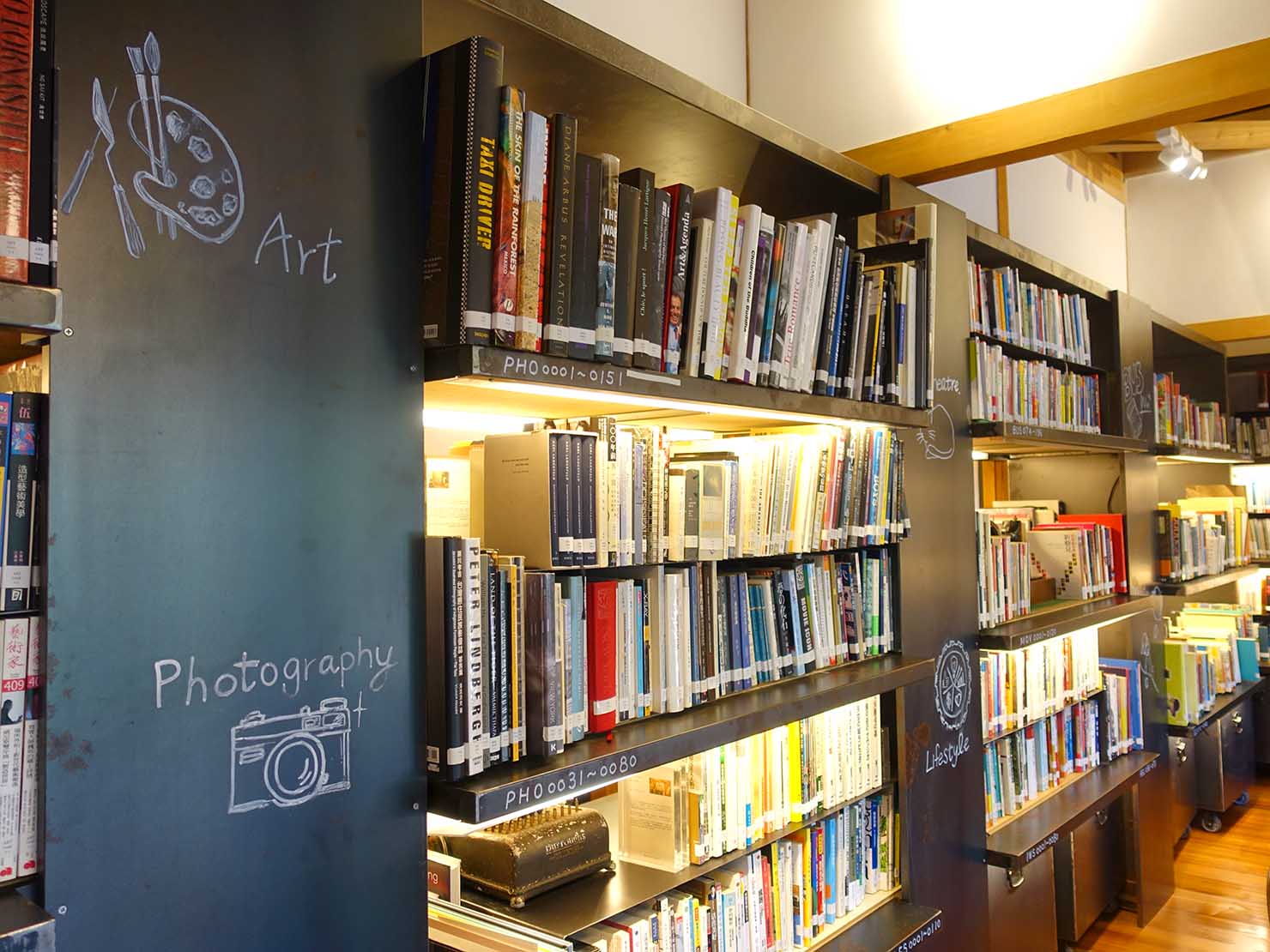 台北の街に佇む日本式古民家の図書館「文房 Chapter」の本棚