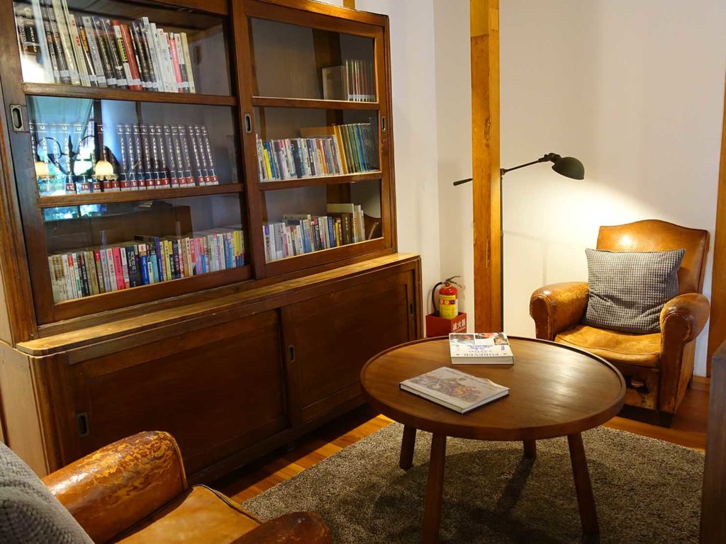 台北の街に佇む日本式古民家の図書館「文房 Chapter」の１人がけソファと本棚