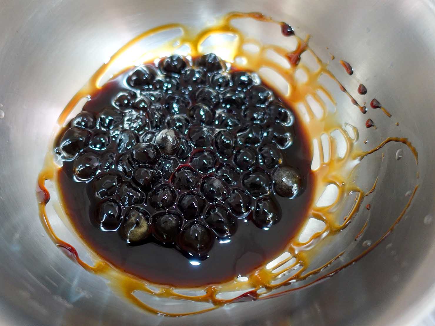 台湾のスーパーで手に入る冷凍タピオカ「即食珍珠」に黒蜜を追加