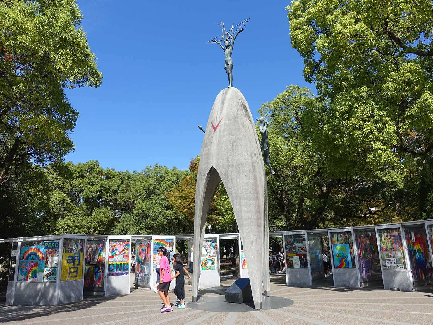 広島市内観光の見どころ「平和記念公園」内に立つ像