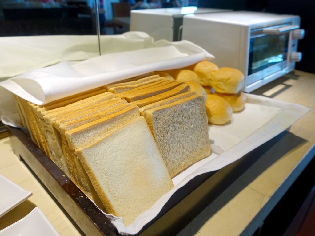 花蓮市街中心部にあるホテル「馥麗生活旅店 Quality Inn」朝ごはんのパン