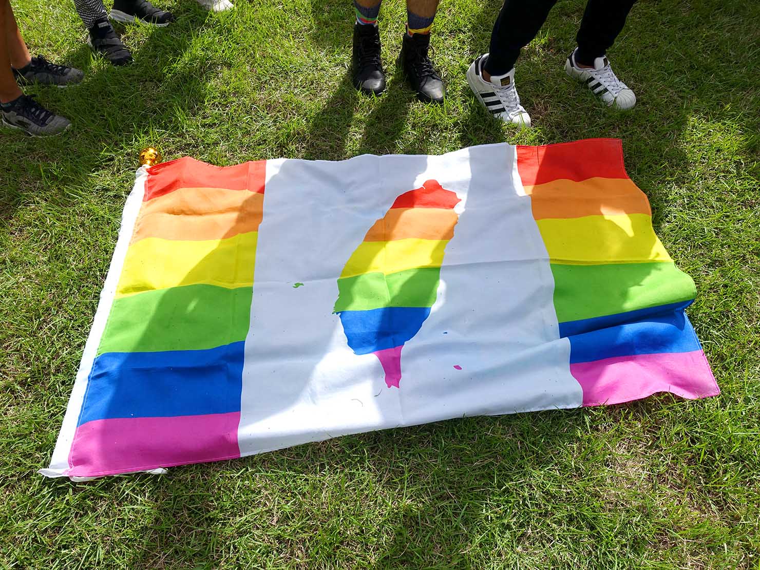 花東彩虹嘉年華（台湾東部LGBTプライド）の会場に置かれたレインボーフラッグ