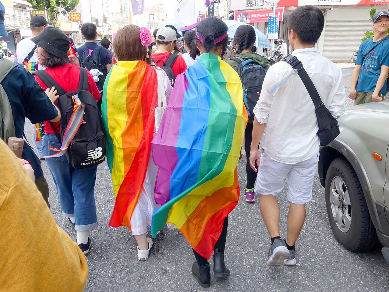 花東彩虹嘉年華（台湾東部LGBTプライド）でレインボーフラッグを纏って歩く参加者