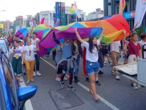 花東彩虹嘉年華（台湾東部LGBTプライド）で巨大レインボーフラッグを持つスタッフたち