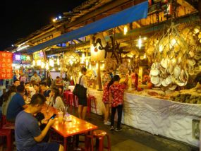 台湾・花蓮のおすすめ観光スポット「東大門夜市」の海鮮焼き屋台