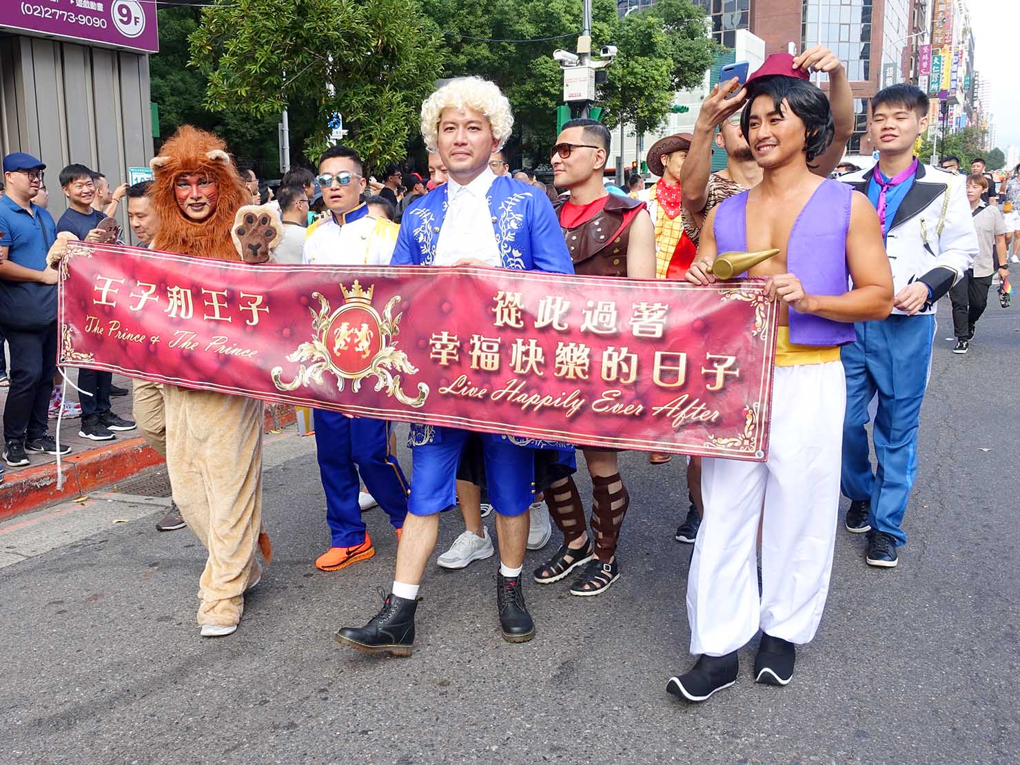 台灣同志遊行（台湾LGBTプライド）2019のパレードで王子にコスプレする参加者