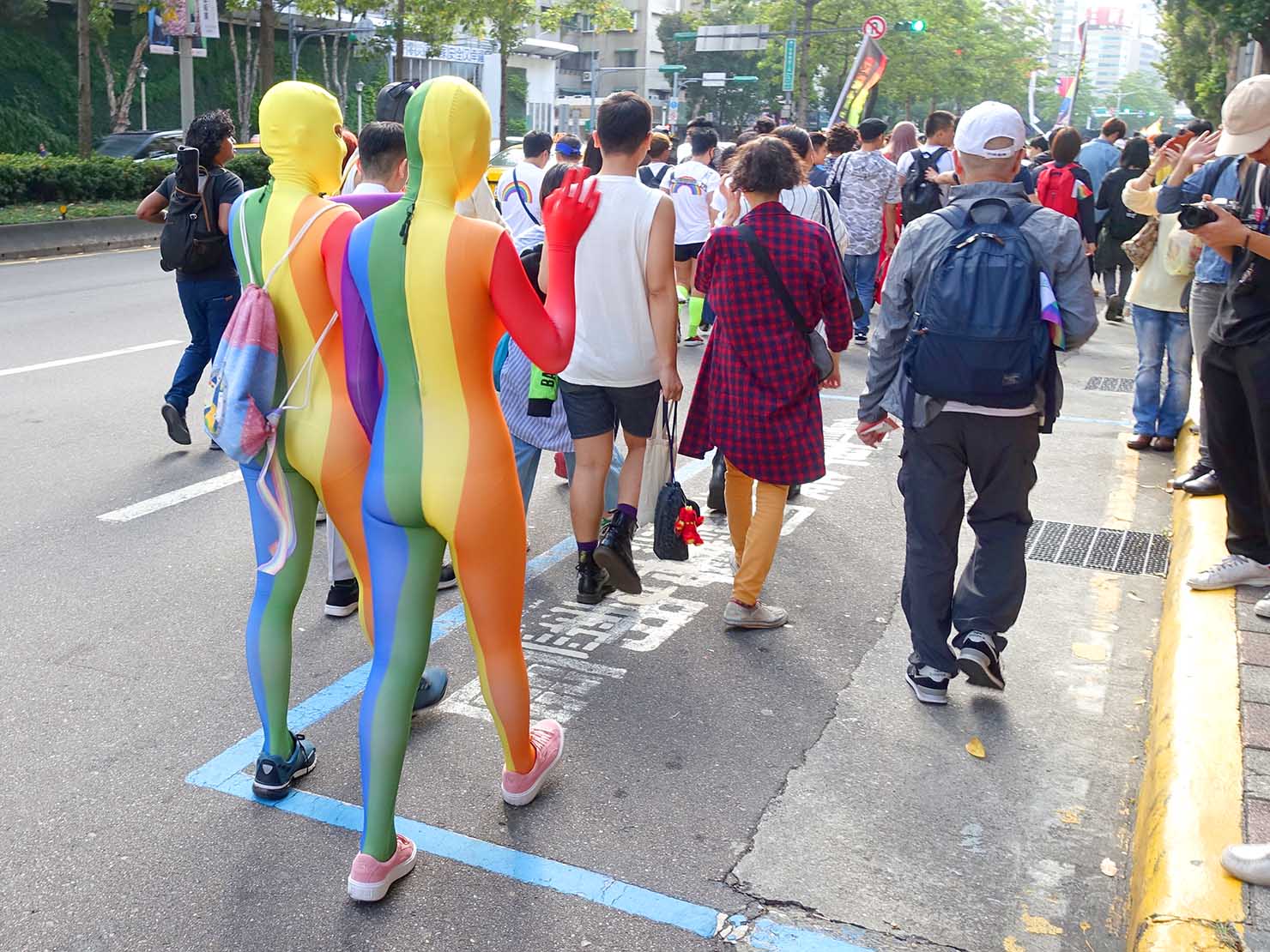 台灣同志遊行（台湾LGBTプライド）2019のパレードをレインボー全身スーツで歩く参加者