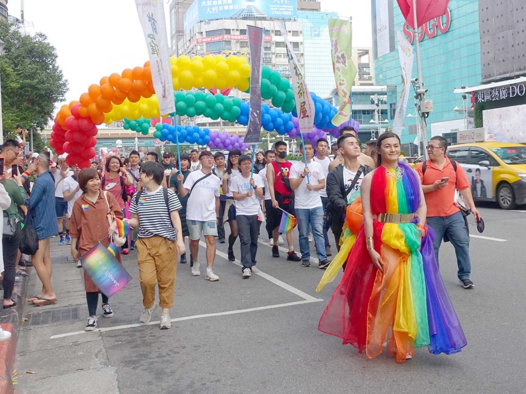 台灣同志遊行（台湾LGBTプライド）2019のパレードをレインボードレスで歩く参加者