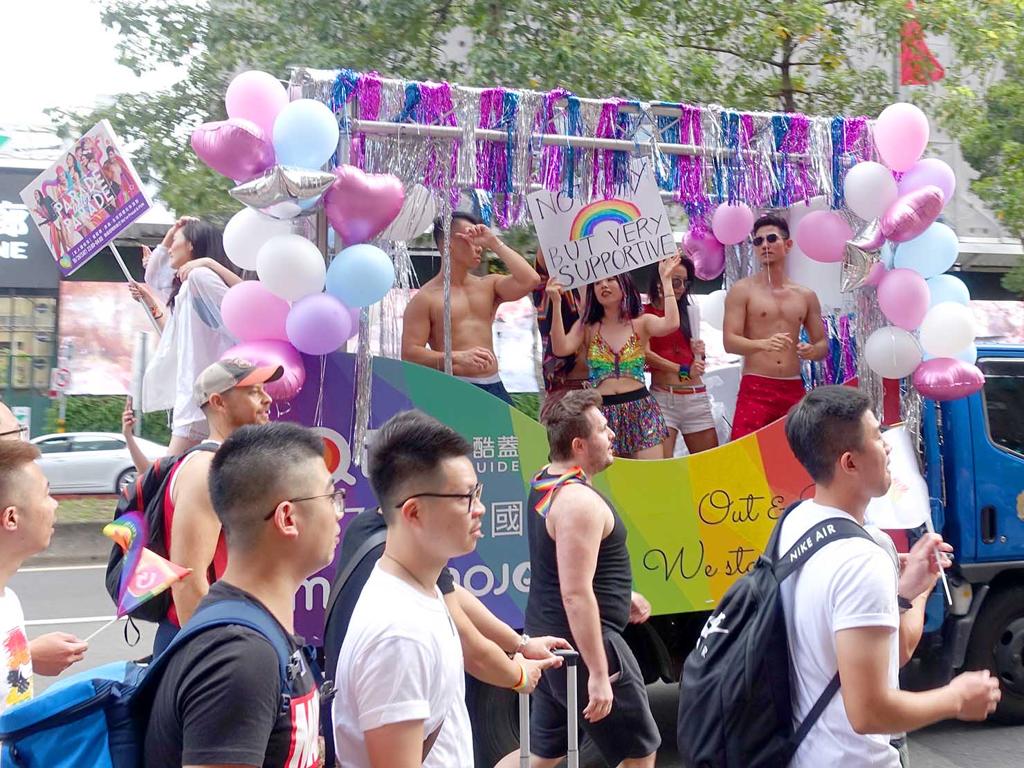 台灣同志遊行（台湾LGBTプライド）2019のパレードでフロートからメッセージを伝える参加者