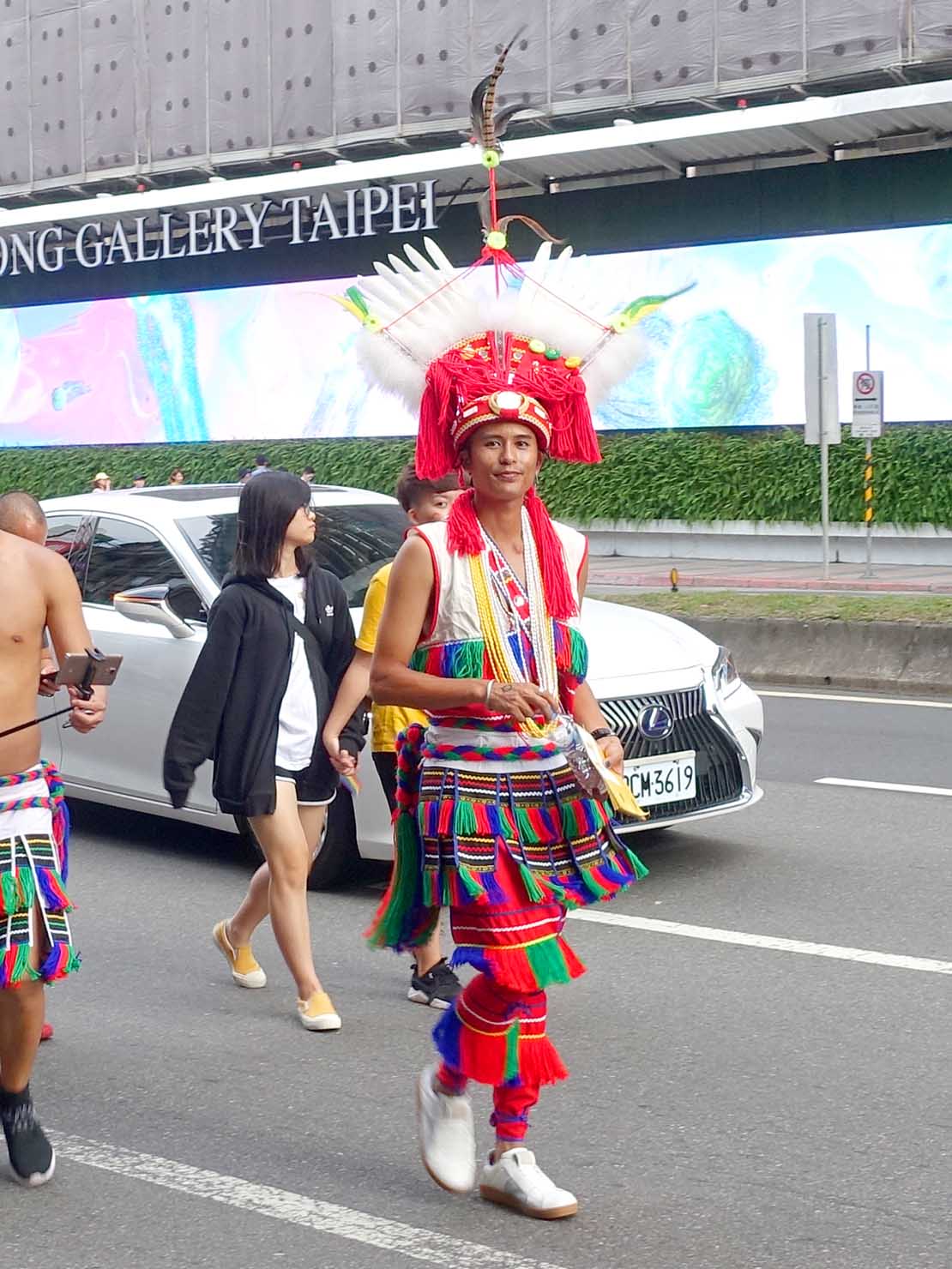 台灣同志遊行（台湾LGBTプライド）2019のパレードを台湾原住民族の衣装で歩く参加者