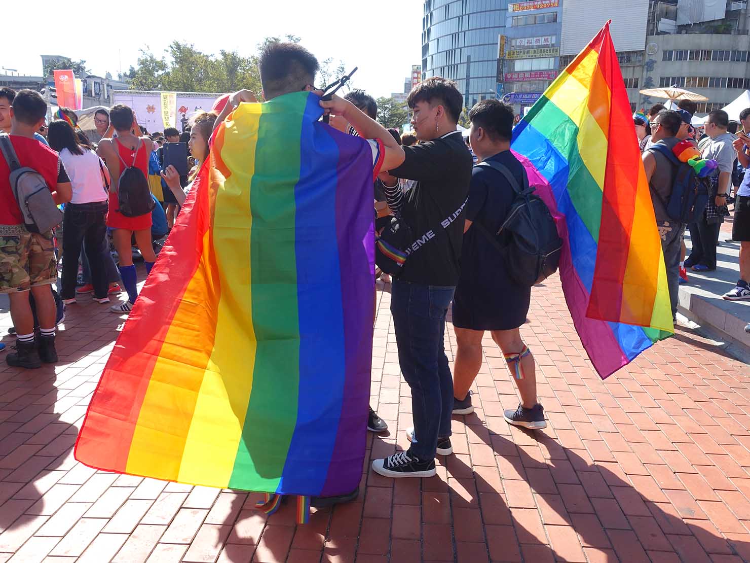 台中同志遊行（台中LGBTプライド）2019会場でレインボーフラッグを纏う参加者
