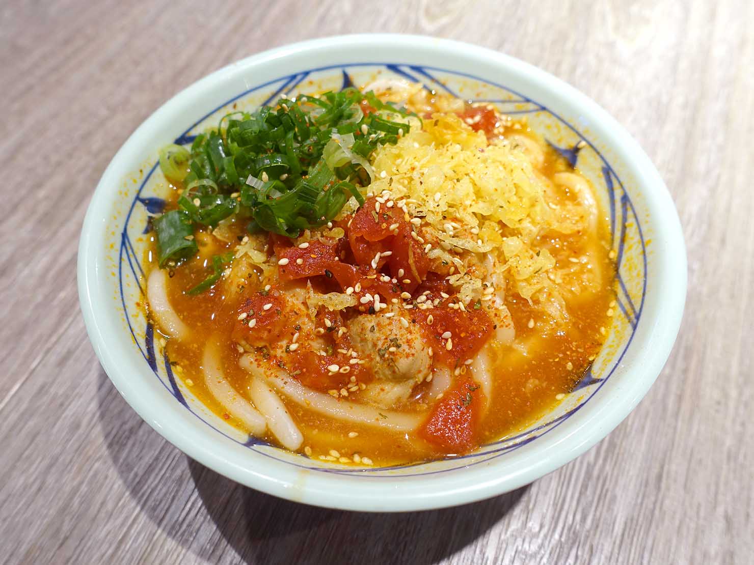 セルフうどんチェーン「丸亀製麺」の台湾限定メニュー・番茄雞肉烏龍麵（トマトチキンうどん）