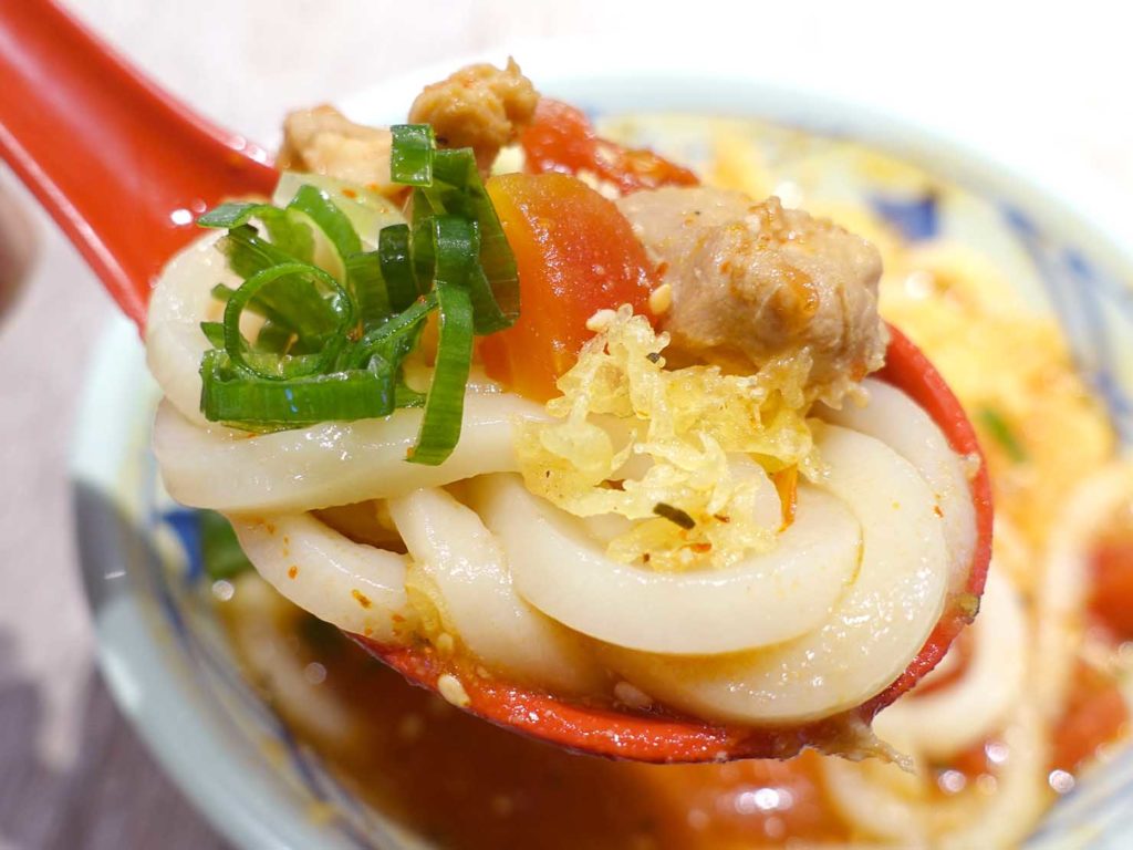 セルフうどんチェーン「丸亀製麺」の台湾限定メニュー・番茄雞肉烏龍麵（トマトチキンうどん）クローズアップ